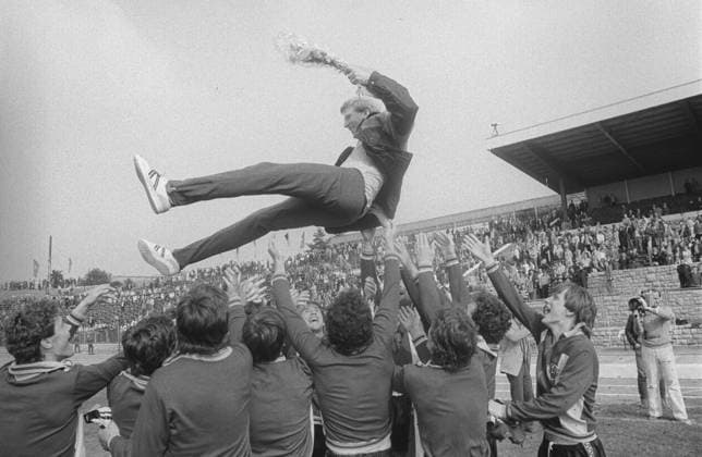 ! ACHTUNG Aufnahmedatum laut Beschriftung ! Fußball, historisch, Dynamo Dresden, Oberliga DDR, Saison 1983 84, FDGB-Pokal, Endspiel, Pokalfinale in Berlin (Stadion der Weltjugend): BFC Dynamo - Dynamo Dresden (1:2, 26.05.1984). Hier: Spieler werfen Trainer Klaus Sammer jubelnd in die Luft, rechts zu erkennen: Torsten Gütschow. Volker Santrucek *** ATTENTION date Loud Caption Soccer, historical, Dynamo Dresden, Oberliga GDR, Season 1983 84, FDGB Cup, Final, Cup finals in Berlin Stadium the World Youth BFC Dynamo Dynamo Dresden 1 2, 26 05 1984 here Players throw team manager Klaus Sammer jubilant in The Air, right to recognize Torsten Gütschow Volker Santrucek Copyright: xSZ VolkerxSantrucekx