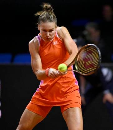 Veronika Kudermetova (RUS) Aktion Tennis Damen Porsche-Cup Porsche Tennis Grand Prix GP Stuttgart 2024 Porsche Arena 18.04.2024 DFL REGULATIONS PROHIBIT ANY USE OF PHOTOGRAPHS AS IMAGE SEQUENCES AND OR QUASI-VIDEO Porsche Tennis Grand Prix GP Stuttgart 2024