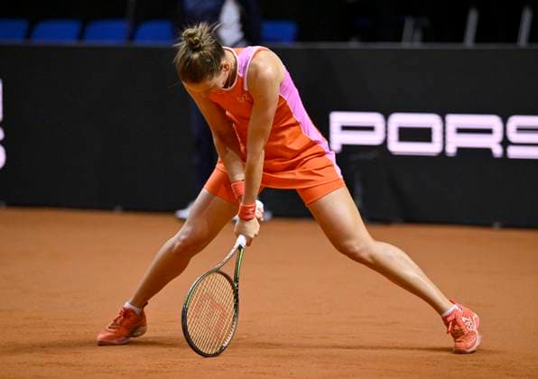 Veronika Kudermetova (RUS) enttaeuscht Tennis Damen Porsche-Cup Porsche Tennis Grand Prix GP Stuttgart 2024 Porsche Arena 18.04.2024 DFL REGULATIONS PROHIBIT ANY USE OF PHOTOGRAPHS AS IMAGE SEQUENCES AND OR QUASI-VIDEO Porsche Tennis Grand Prix GP Stuttgart 2024
