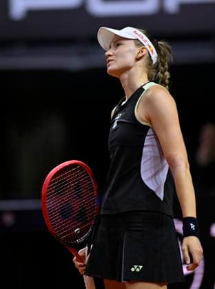 Elena Rybakina (KAZ) enttaeuscht Gestik Geste Tennis Damen Porsche-Cup Porsche Tennis Grand Prix GP Stuttgart 2024 Porsche Arena 18.04.2024 DFL REGULATIONS PROHIBIT ANY USE OF PHOTOGRAPHS AS IMAGE SEQUENCES AND OR QUASI-VIDEO Porsche Tennis Grand Prix GP Stuttgart 2024