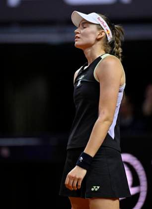 Elena Rybakina (KAZ) enttaeuscht Gestik Geste Tennis Damen Porsche-Cup Porsche Tennis Grand Prix GP Stuttgart 2024 Porsche Arena 18.04.2024 DFL REGULATIONS PROHIBIT ANY USE OF PHOTOGRAPHS AS IMAGE SEQUENCES AND OR QUASI-VIDEO Porsche Tennis Grand Prix GP Stuttgart 2024
