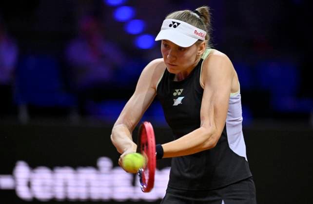 Elena Rybakina (KAZ) Aktion Tennis Damen Porsche-Cup Porsche Tennis Grand Prix GP Stuttgart 2024 Porsche Arena 18.04.2024 DFL REGULATIONS PROHIBIT ANY USE OF PHOTOGRAPHS AS IMAGE SEQUENCES AND OR QUASI-VIDEO Porsche Tennis Grand Prix GP Stuttgart 2024
