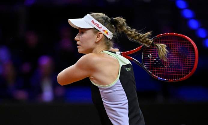 Elena Rybakina (KAZ) Aktion Tennis Damen Porsche-Cup Porsche Tennis Grand Prix GP Stuttgart 2024 Porsche Arena 18.04.2024 DFL REGULATIONS PROHIBIT ANY USE OF PHOTOGRAPHS AS IMAGE SEQUENCES AND OR QUASI-VIDEO Porsche Tennis Grand Prix GP Stuttgart 2024