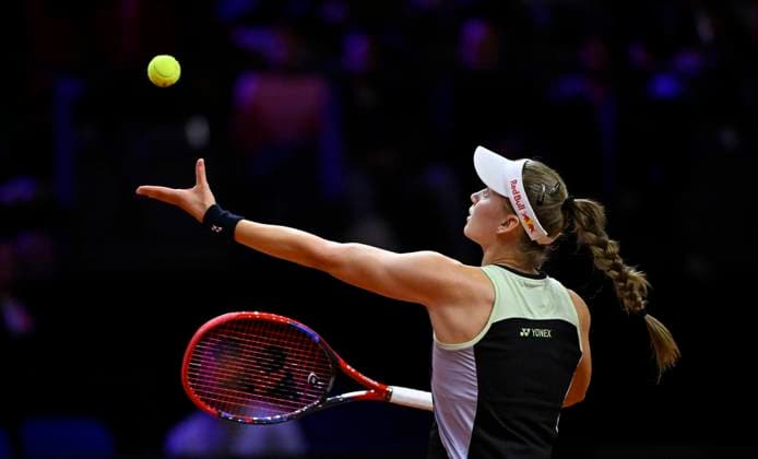 Elena Rybakina (KAZ) Aktion Aufschlag Tennis Damen Porsche-Cup Porsche Tennis Grand Prix GP Stuttgart 2024 Porsche Arena 18.04.2024 DFL REGULATIONS PROHIBIT ANY USE OF PHOTOGRAPHS AS IMAGE SEQUENCES AND OR QUASI-VIDEO Porsche Tennis Grand Prix GP Stuttgart 2024