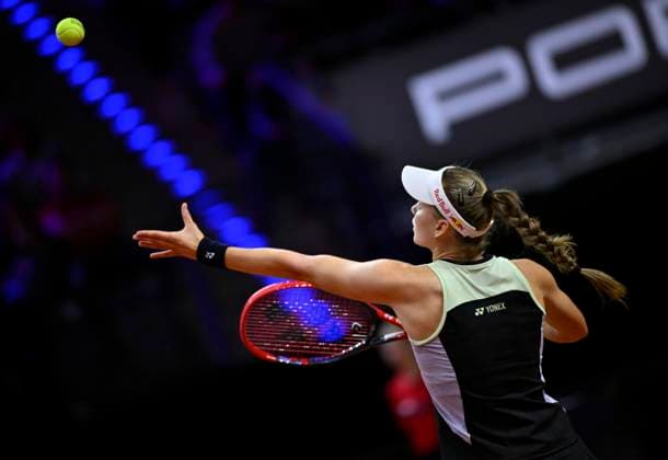 Elena Rybakina (KAZ) Aktion Aufschlag Tennis Damen Porsche-Cup Porsche Tennis Grand Prix GP Stuttgart 2024 Porsche Arena 18.04.2024 DFL REGULATIONS PROHIBIT ANY USE OF PHOTOGRAPHS AS IMAGE SEQUENCES AND OR QUASI-VIDEO Porsche Tennis Grand Prix GP Stuttgart 2024