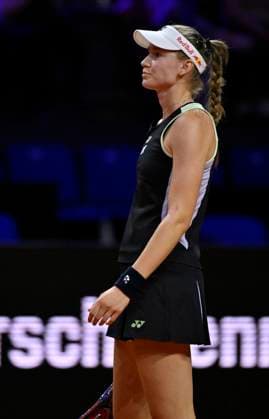 Elena Rybakina (KAZ) enttaeuscht Gestik Geste Tennis Damen Porsche-Cup Porsche Tennis Grand Prix GP Stuttgart 2024 Porsche Arena 18.04.2024 DFL REGULATIONS PROHIBIT ANY USE OF PHOTOGRAPHS AS IMAGE SEQUENCES AND OR QUASI-VIDEO Porsche Tennis Grand Prix GP Stuttgart 2024