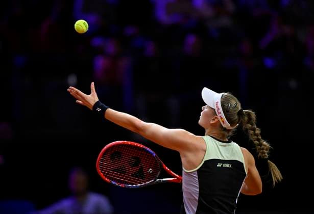 Elena Rybakina (KAZ) Aktion Aufschlag Tennis Damen Porsche-Cup Porsche Tennis Grand Prix GP Stuttgart 2024 Porsche Arena 18.04.2024 DFL REGULATIONS PROHIBIT ANY USE OF PHOTOGRAPHS AS IMAGE SEQUENCES AND OR QUASI-VIDEO Porsche Tennis Grand Prix GP Stuttgart 2024