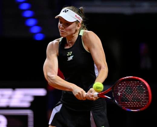 Elena Rybakina (KAZ) Aktion Tennis Damen Porsche-Cup Porsche Tennis Grand Prix GP Stuttgart 2024 Porsche Arena 18.04.2024 DFL REGULATIONS PROHIBIT ANY USE OF PHOTOGRAPHS AS IMAGE SEQUENCES AND OR QUASI-VIDEO Porsche Tennis Grand Prix GP Stuttgart 2024