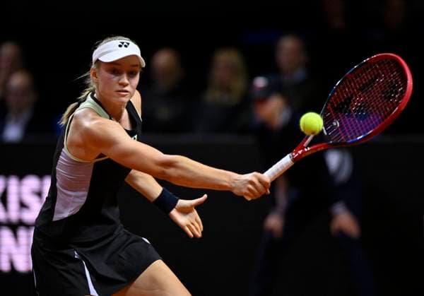 Elena Rybakina (KAZ) Aktion Tennis Damen Porsche-Cup Porsche Tennis Grand Prix GP Stuttgart 2024 Porsche Arena 18.04.2024 DFL REGULATIONS PROHIBIT ANY USE OF PHOTOGRAPHS AS IMAGE SEQUENCES AND OR QUASI-VIDEO Porsche Tennis Grand Prix GP Stuttgart 2024