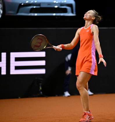 Veronika Kudermetova (RUS) enttaeuscht Gestik Geste Siegerfahrzeug Porsche Taycan 4S Turismo Tennis Damen Porsche-Cup Porsche Tennis Grand Prix GP Stuttgart 2024 Porsche Arena 18.04.2024 DFL REGULATIONS PROHIBIT ANY USE OF PHOTOGRAPHS AS IMAGE SEQUENCES AND OR QUASI-VIDEO Porsche Tennis Grand Prix GP Stuttgart 2024