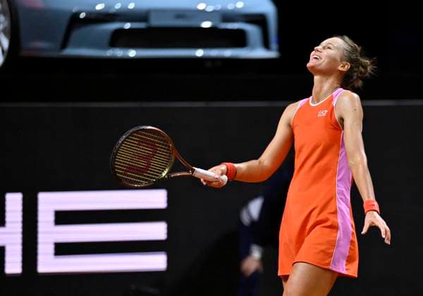 Veronika Kudermetova (RUS) enttaeuscht Gestik Geste Siegerfahrzeug Porsche Taycan 4S Turismo Tennis Damen Porsche-Cup Porsche Tennis Grand Prix GP Stuttgart 2024 Porsche Arena 18.04.2024 DFL REGULATIONS PROHIBIT ANY USE OF PHOTOGRAPHS AS IMAGE SEQUENCES AND OR QUASI-VIDEO Porsche Tennis Grand Prix GP Stuttgart 2024