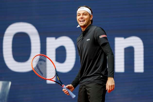 Taylor Fritz lacht nach einem versprungenen Ball, Copyright: xJuergenxHasenkopfx