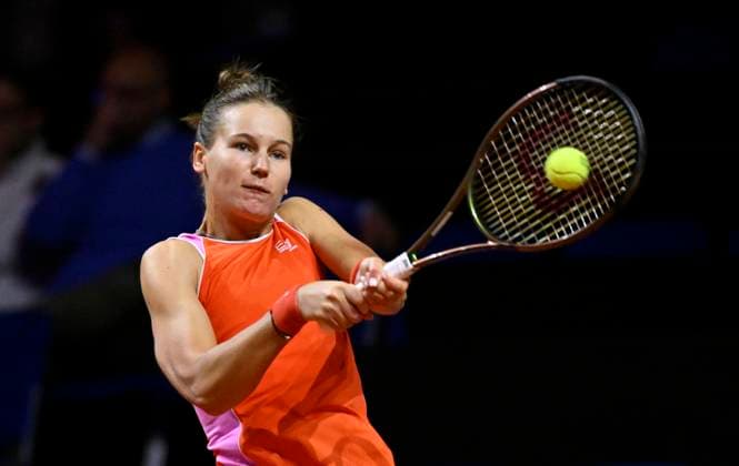 Veronika Kudermetova (RUS) Aktion Tennis Damen Porsche-Cup Porsche Tennis Grand Prix GP Stuttgart 2024 Porsche Arena 18.04.2024 DFL REGULATIONS PROHIBIT ANY USE OF PHOTOGRAPHS AS IMAGE SEQUENCES AND OR QUASI-VIDEO Porsche Tennis Grand Prix GP Stuttgart 2024