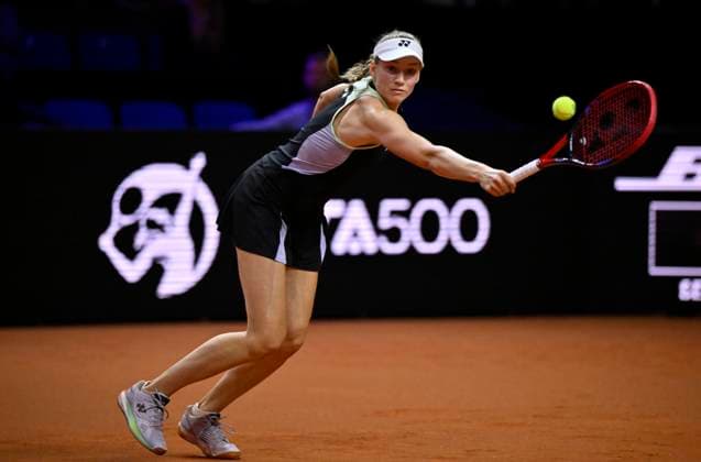 Elena Rybakina (KAZ) Aktion Tennis Damen Porsche-Cup Porsche Tennis Grand Prix GP Stuttgart 2024 Porsche Arena 18.04.2024 DFL REGULATIONS PROHIBIT ANY USE OF PHOTOGRAPHS AS IMAGE SEQUENCES AND OR QUASI-VIDEO Porsche Tennis Grand Prix GP Stuttgart 2024
