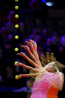Veronika Kudermetova (RUS) Feature Mehrfachbelichtung Multishot Aktion Aufschlag Bewegung Bewegungseffekt Tennis Damen Porsche-Cup Porsche Tennis Grand Prix GP Stuttgart 2024 Porsche Arena 18.04.2024 DFL REGULATIONS PROHIBIT ANY USE OF PHOTOGRAPHS AS IMAGE SEQUENCES AND OR QUASI-VIDEO Porsche Tennis Grand Prix GP Stuttgart 2024