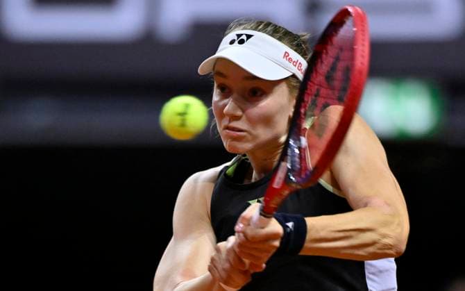 Elena Rybakina (KAZ) Aktion Tennis Damen Porsche-Cup Porsche Tennis Grand Prix GP Stuttgart 2024 Porsche Arena 18.04.2024 DFL REGULATIONS PROHIBIT ANY USE OF PHOTOGRAPHS AS IMAGE SEQUENCES AND OR QUASI-VIDEO Porsche Tennis Grand Prix GP Stuttgart 2024