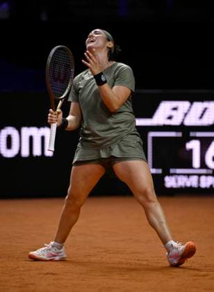 Sport Bilder des Tages Ons Jabeur (TUN) Gestik Geste Gestik Geste enttaeuscht Tennis Damen Porsche-Cup Porsche Tennis Grand Prix GP Stuttgart 2024 Porsche Arena 18.04.2024 DFL REGULATIONS PROHIBIT ANY USE OF PHOTOGRAPHS AS IMAGE SEQUENCES AND OR QUASI-VIDEO Porsche Tennis Grand Prix GP Stuttgart 2024