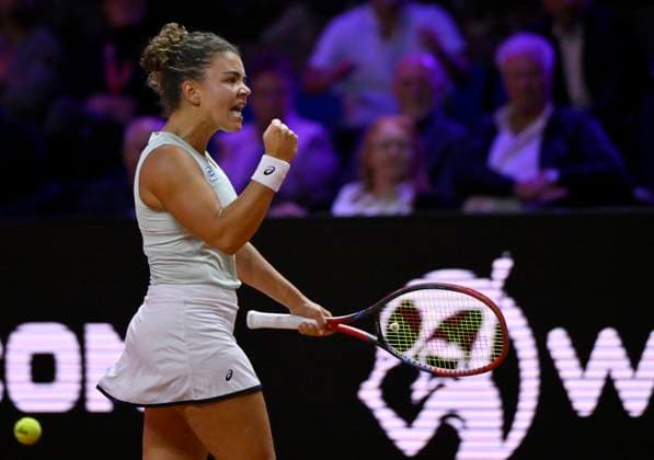 Jasmine Paolini (ITA) Jubel Freude Emotion Tennis Damen Porsche-Cup Porsche Tennis Grand Prix GP Stuttgart 2024 Porsche Arena 18.04.2024 DFL REGULATIONS PROHIBIT ANY USE OF PHOTOGRAPHS AS IMAGE SEQUENCES AND OR QUASI-VIDEO Porsche Tennis Grand Prix GP Stuttgart 2024