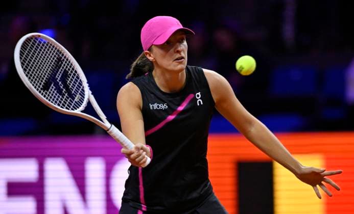 Sport Bilder des Tages Iga Swiatek (POL) Aktion Tennis Damen Porsche-Cup Porsche Tennis Grand Prix GP Stuttgart 2024 Porsche Arena 18.04.2024 DFL REGULATIONS PROHIBIT ANY USE OF PHOTOGRAPHS AS IMAGE SEQUENCES AND OR QUASI-VIDEO Porsche Tennis Grand Prix GP Stuttgart 2024