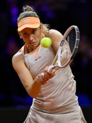 Elise Mertens (BEL) Aktion Tennis Damen Porsche-Cup Porsche Tennis Grand Prix GP Stuttgart 2024 Porsche Arena 18.04.2024 DFL REGULATIONS PROHIBIT ANY USE OF PHOTOGRAPHS AS IMAGE SEQUENCES AND OR QUASI-VIDEO Porsche Tennis Grand Prix GP Stuttgart 2024