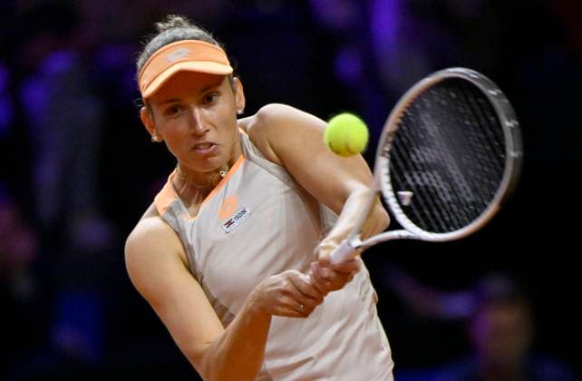 Elise Mertens (BEL) Aktion Tennis Damen Porsche-Cup Porsche Tennis Grand Prix GP Stuttgart 2024 Porsche Arena 18.04.2024 DFL REGULATIONS PROHIBIT ANY USE OF PHOTOGRAPHS AS IMAGE SEQUENCES AND OR QUASI-VIDEO Porsche Tennis Grand Prix GP Stuttgart 2024