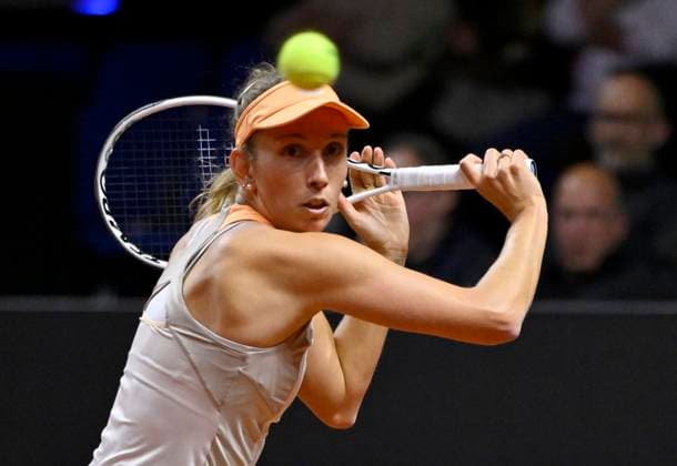 Elise Mertens (BEL) Aktion Tennis Damen Porsche-Cup Porsche Tennis Grand Prix GP Stuttgart 2024 Porsche Arena 18.04.2024 DFL REGULATIONS PROHIBIT ANY USE OF PHOTOGRAPHS AS IMAGE SEQUENCES AND OR QUASI-VIDEO Porsche Tennis Grand Prix GP Stuttgart 2024