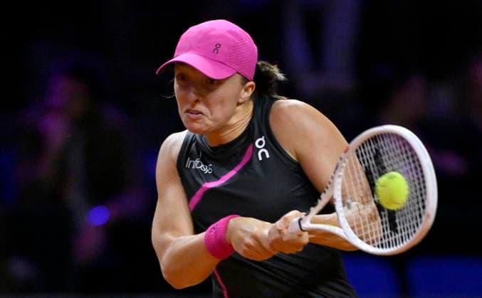 Iga Swiatek (POL) Aktion Tennis Damen Porsche-Cup Porsche Tennis Grand Prix GP Stuttgart 2024 Porsche Arena 18.04.2024 DFL REGULATIONS PROHIBIT ANY USE OF PHOTOGRAPHS AS IMAGE SEQUENCES AND OR QUASI-VIDEO Porsche Tennis Grand Prix GP Stuttgart 2024