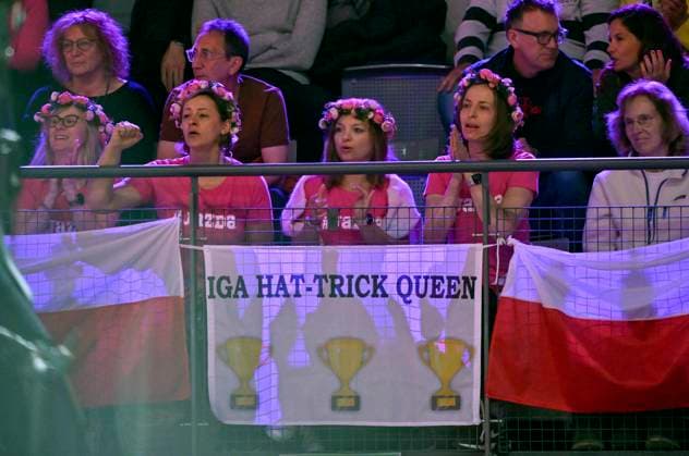 Fanclub Fans von Iga Swiatek (POL) auf der Tribuene mit Plakat IGA HAT-TRICK QUEEN Tennis Damen Porsche-Cup Porsche Tennis Grand Prix GP Stuttgart 2024 Porsche Arena 18.04.2024 DFL REGULATIONS PROHIBIT ANY USE OF PHOTOGRAPHS AS IMAGE SEQUENCES AND OR QUASI-VIDEO Porsche Tennis Grand Prix GP Stuttgart 2024