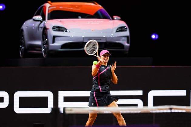 Iga Swiatek (POL) Iga Swiatek (POL) vs Elise Mertens (BEL) GER Porsche Tennis Grand Prix GP Stuttgart 2024, Porsche-Arena, 18.04.2024 GER Porsche Tennis Grand Prix GP Stuttgart 2024 Porsche-Arena, 18.04.2024 Stuttgart Copyright: xEibner-Pressefoto RogerxBuerkex EP