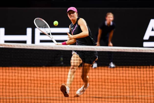 Iga Swiatek (POL) Iga Swiatek (POL) vs Elise Mertens (BEL) GER Porsche Tennis Grand Prix GP Stuttgart 2024, Porsche-Arena, 18.04.2024 GER Porsche Tennis Grand Prix GP Stuttgart 2024 Porsche-Arena, 18.04.2024 Stuttgart Copyright: xEibner-Pressefoto RogerxBuerkex EP
