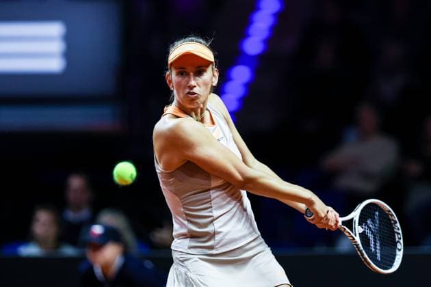 Elise Mertens (BEL) Iga Swiatek (POL) vs Elise Mertens (BEL) GER Porsche Tennis Grand Prix GP Stuttgart 2024, Porsche-Arena, 18.04.2024 GER Porsche Tennis Grand Prix GP Stuttgart 2024 Porsche-Arena, 18.04.2024 Stuttgart Copyright: xEibner-Pressefoto RogerxBuerkex EP