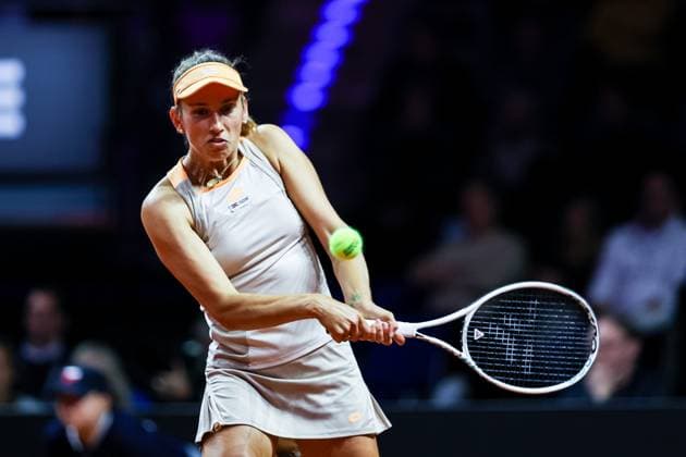 Elise Mertens (BEL) Iga Swiatek (POL) vs Elise Mertens (BEL) GER Porsche Tennis Grand Prix GP Stuttgart 2024, Porsche-Arena, 18.04.2024 GER Porsche Tennis Grand Prix GP Stuttgart 2024 Porsche-Arena, 18.04.2024 Stuttgart Copyright: xEibner-Pressefoto RogerxBuerkex EP