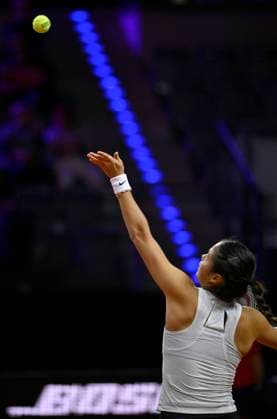 Emma Raducanu (GBR) Aktion Aufschlag Tennis Damen Porsche-Cup Porsche Tennis Grand Prix GP Stuttgart 2024 Porsche Arena 18.04.2024 DFL REGULATIONS PROHIBIT ANY USE OF PHOTOGRAPHS AS IMAGE SEQUENCES AND OR QUASI-VIDEO Porsche Tennis Grand Prix GP Stuttgart 2024