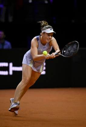 Linda Noskova (CZE) Aktion Tennis Damen Porsche-Cup Porsche Tennis Grand Prix GP Stuttgart 2024 Porsche Arena 18.04.2024 DFL REGULATIONS PROHIBIT ANY USE OF PHOTOGRAPHS AS IMAGE SEQUENCES AND OR QUASI-VIDEO Porsche Tennis Grand Prix GP Stuttgart 2024