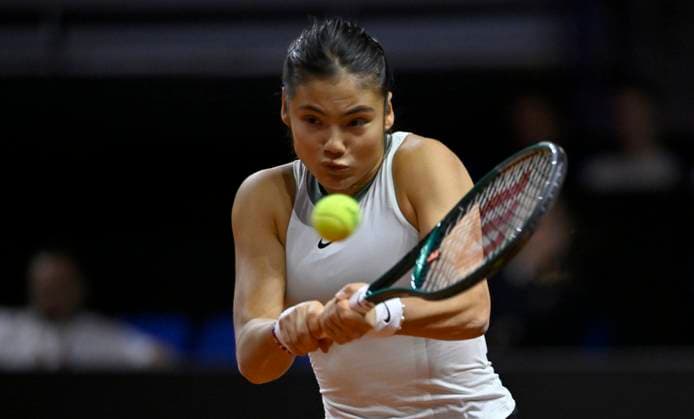 Sport Bilder des Tages Emma Raducanu (GBR) Aktion Tennis Damen Porsche-Cup Porsche Tennis Grand Prix GP Stuttgart 2024 Porsche Arena 18.04.2024 DFL REGULATIONS PROHIBIT ANY USE OF PHOTOGRAPHS AS IMAGE SEQUENCES AND OR QUASI-VIDEO Porsche Tennis Grand Prix GP Stuttgart 2024