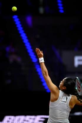 Emma Raducanu (GBR) Aktion Aufschlag Tennis Damen Porsche-Cup Porsche Tennis Grand Prix GP Stuttgart 2024 Porsche Arena 18.04.2024 DFL REGULATIONS PROHIBIT ANY USE OF PHOTOGRAPHS AS IMAGE SEQUENCES AND OR QUASI-VIDEO Porsche Tennis Grand Prix GP Stuttgart 2024
