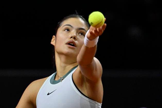 Emma Raducanu (GBR) Aktion Aufschlag Tennis Damen Porsche-Cup Porsche Tennis Grand Prix GP Stuttgart 2024 Porsche Arena 18.04.2024 DFL REGULATIONS PROHIBIT ANY USE OF PHOTOGRAPHS AS IMAGE SEQUENCES AND OR QUASI-VIDEO Porsche Tennis Grand Prix GP Stuttgart 2024