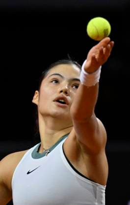 Emma Raducanu (GBR) Aktion Aufschlag Tennis Damen Porsche-Cup Porsche Tennis Grand Prix GP Stuttgart 2024 Porsche Arena 18.04.2024 DFL REGULATIONS PROHIBIT ANY USE OF PHOTOGRAPHS AS IMAGE SEQUENCES AND OR QUASI-VIDEO Porsche Tennis Grand Prix GP Stuttgart 2024