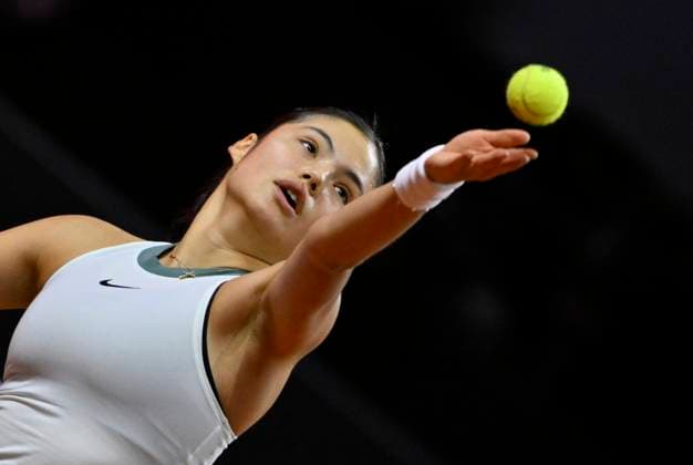 Emma Raducanu (GBR) Aktion Aufschlag Tennis Damen Porsche-Cup Porsche Tennis Grand Prix GP Stuttgart 2024 Porsche Arena 18.04.2024 DFL REGULATIONS PROHIBIT ANY USE OF PHOTOGRAPHS AS IMAGE SEQUENCES AND OR QUASI-VIDEO Porsche Tennis Grand Prix GP Stuttgart 2024
