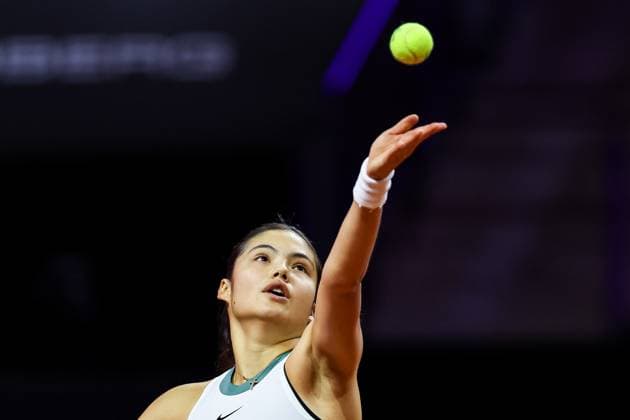 Emma Raducanu (GBR) Emma Raducanu (GBR) vs Linda Noskova (CZE) GER Porsche Tennis Grand Prix GP Stuttgart 2024, Porsche-Arena, 18.04.2024 GER Porsche Tennis Grand Prix GP Stuttgart 2024 Porsche-Arena, 18.04.2024 Stuttgart Copyright: xEibner-Pressefoto RogerxBuerkex EP