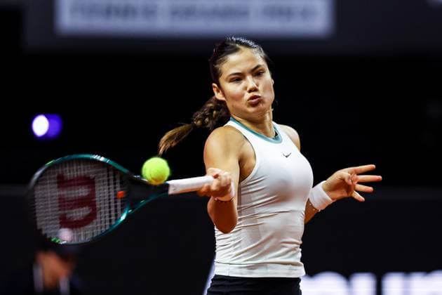Emma Raducanu (GBR) Emma Raducanu (GBR) vs Linda Noskova (CZE) GER Porsche Tennis Grand Prix GP Stuttgart 2024, Porsche-Arena, 18.04.2024 GER Porsche Tennis Grand Prix GP Stuttgart 2024 Porsche-Arena, 18.04.2024 Stuttgart Copyright: xEibner-Pressefoto RogerxBuerkex EP
