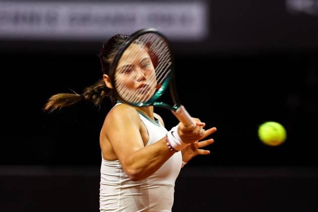 Emma Raducanu (GBR) Emma Raducanu (GBR) vs Linda Noskova (CZE) GER Porsche Tennis Grand Prix GP Stuttgart 2024, Porsche-Arena, 18.04.2024 GER Porsche Tennis Grand Prix GP Stuttgart 2024 Porsche-Arena, 18.04.2024 Stuttgart Copyright: xEibner-Pressefoto RogerxBuerkex EP