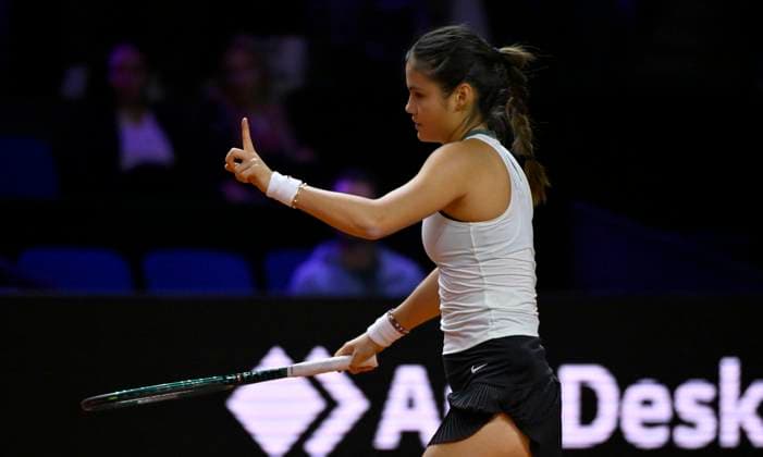 Emma Raducanu (GBR) Gestik Geste Tennis Damen Porsche-Cup Porsche Tennis Grand Prix GP Stuttgart 2024 Porsche Arena 18.04.2024 DFL REGULATIONS PROHIBIT ANY USE OF PHOTOGRAPHS AS IMAGE SEQUENCES AND OR QUASI-VIDEO Porsche Tennis Grand Prix GP Stuttgart 2024