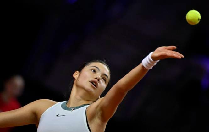 Emma Raducanu (GBR) Aktion Aufschlag Tennis Damen Porsche-Cup Porsche Tennis Grand Prix GP Stuttgart 2024 Porsche Arena 18.04.2024 DFL REGULATIONS PROHIBIT ANY USE OF PHOTOGRAPHS AS IMAGE SEQUENCES AND OR QUASI-VIDEO Porsche Tennis Grand Prix GP Stuttgart 2024