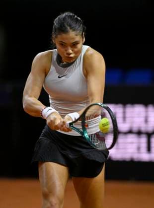 Emma Raducanu (GBR) Aktion Tennis Damen Porsche-Cup Porsche Tennis Grand Prix GP Stuttgart 2024 Porsche Arena 18.04.2024 DFL REGULATIONS PROHIBIT ANY USE OF PHOTOGRAPHS AS IMAGE SEQUENCES AND OR QUASI-VIDEO Porsche Tennis Grand Prix GP Stuttgart 2024
