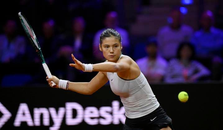 Emma Raducanu (GBR) Aktion Tennis Damen Porsche-Cup Porsche Tennis Grand Prix GP Stuttgart 2024 Porsche Arena 18.04.2024 DFL REGULATIONS PROHIBIT ANY USE OF PHOTOGRAPHS AS IMAGE SEQUENCES AND OR QUASI-VIDEO Porsche Tennis Grand Prix GP Stuttgart 2024