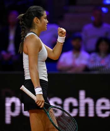 Emma Raducanu (GBR) Jubel Freude Emotion Gestik Geste Tennis Damen Porsche-Cup Porsche Tennis Grand Prix GP Stuttgart 2024 Porsche Arena 18.04.2024 DFL REGULATIONS PROHIBIT ANY USE OF PHOTOGRAPHS AS IMAGE SEQUENCES AND OR QUASI-VIDEO Porsche Tennis Grand Prix GP Stuttgart 2024