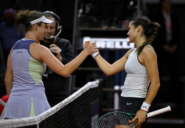 nach Spielende: Linda Noskova (CZE) gratuliert Emma Raducanu (GBR) Gestik Geste Tennis Damen Porsche-Cup Porsche Tennis Grand Prix GP Stuttgart 2024 Porsche Arena 18.04.2024 DFL REGULATIONS PROHIBIT ANY USE OF PHOTOGRAPHS AS IMAGE SEQUENCES AND OR QUASI-VIDEO Porsche Tennis Grand Prix GP Stuttgart 2024