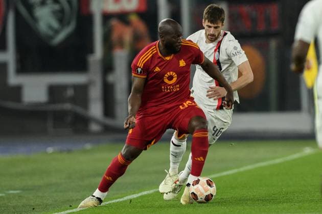 Roma s Romelu Lukaku fights for the ball with AC Milan s Matteo Gabbia the UEFA Europe League football match second leg of the quarter-finals between Roma and Milan FC at the Olympic Stadium in Rome, Italy - Thursday 18 April 2024 - Soccer (photo by Alfredo Falcone LaPresse)  Copyright: xAlfredoxFalcone LaPressex