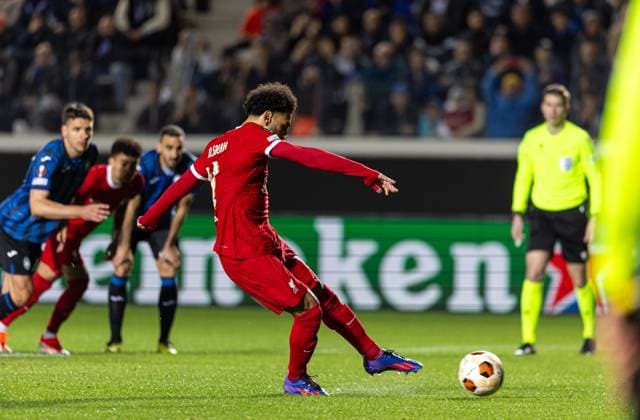Football - UEFA Europa League - Quarter-Final 2nd Leg - BC Atalanta v Liverpool FC BERGAMO, ITALY - Thursday, April 18, 2024: Liverpool s Mohamed Salah scores the first goal from a penalty kick during the UEFA Europa League Quarter-Final 2nd Leg match between BC Atalanta and Liverpool FC at the Stadio Atleti Azzurri d Italia. (Photo by David Rawcliffe Propaganda) BERGAMO Stadio Atleti Azzurri d Italia LOMBARDY ITALY  Copyright: xDavidxRawcliffex P2024-04-18-Atalanta_Liverpool-20